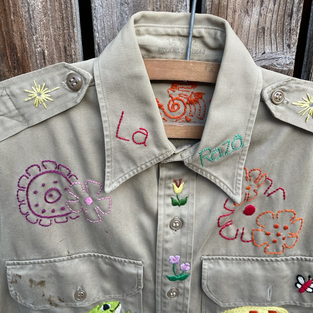 Vintage Embroidered Work Shirt La Raza Folk Art Handmade Frog Flowers Unique - Picture 3 of 8
